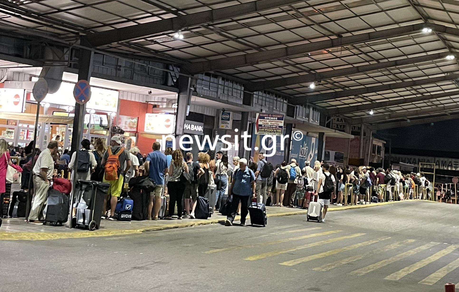 Μποτιλιάρισμα στην Εθνική Οδό Αθηνών-Κορίνθου: Έφτασαν οι επιβάτες στον Κηφισό μετά την πολύωρη ταλαιπωρία