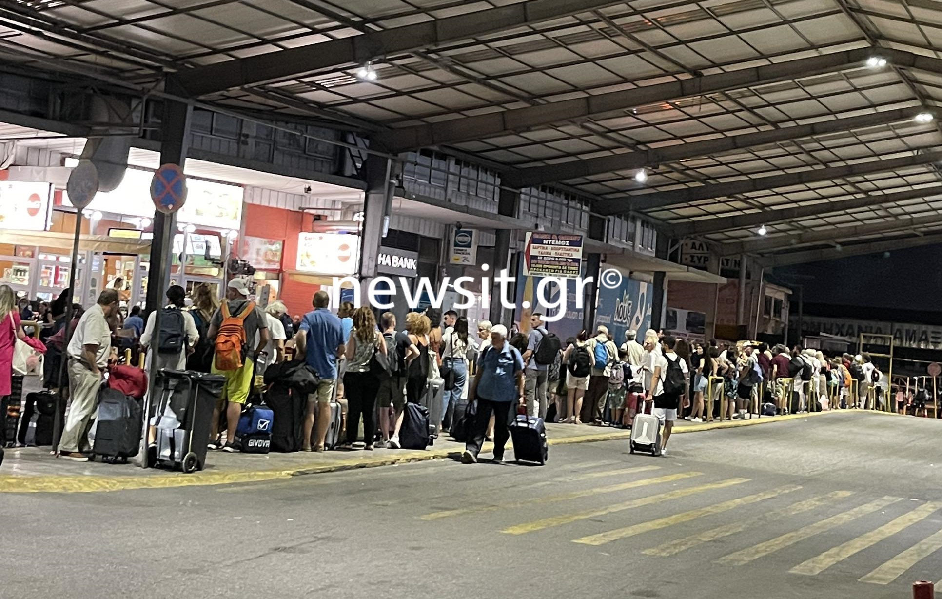 Μποτιλιάρισμα στην Εθνική Οδό Αθηνών-Κορίνθου: Έφτασαν οι επιβάτες στον Κηφισό μετά την πολύωρη ταλαιπωρία