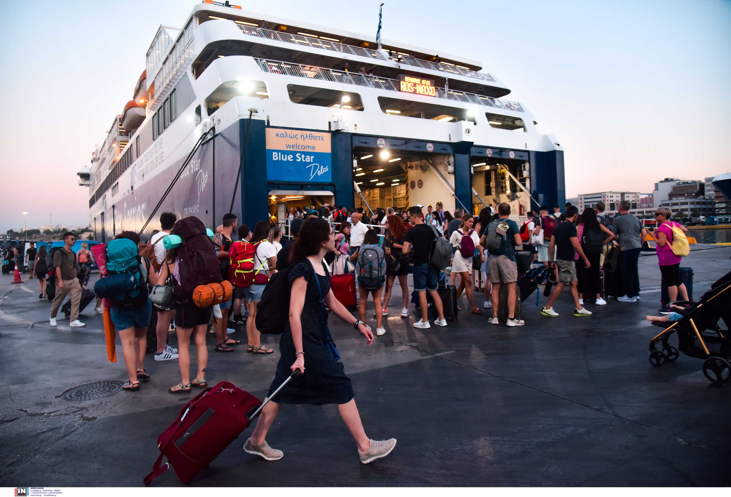 Έξοδος Αυγούστου: Με πληρότητα 100% αναχωρούν τα πλοία από Πειραιά – 45.000 εκδρομείς έφυγαν χθες