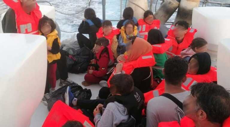 Μία βάρκα γεμάτη παιδάκια έπλεε κοντά στη Σάμο - Εικόνες από την επιχείρηση του Λιμενικού