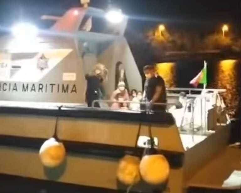 Βίντεο από τη σωτήρια επιχείρηση διάσωσης του λιμενικού για 21 μετανάστες στη Λέσβο