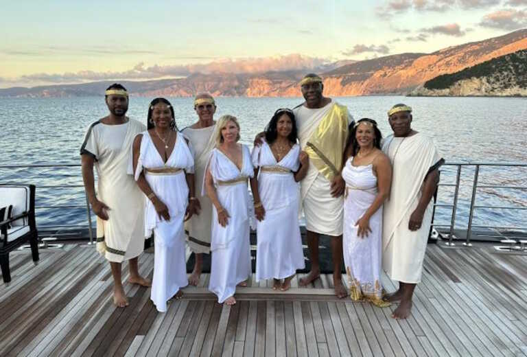 Μάτζικ Τζόνσον: Ντυμένος Έλληνας Θεός συνεχίζει τις διακοπές του στα ελληνικά νησιά