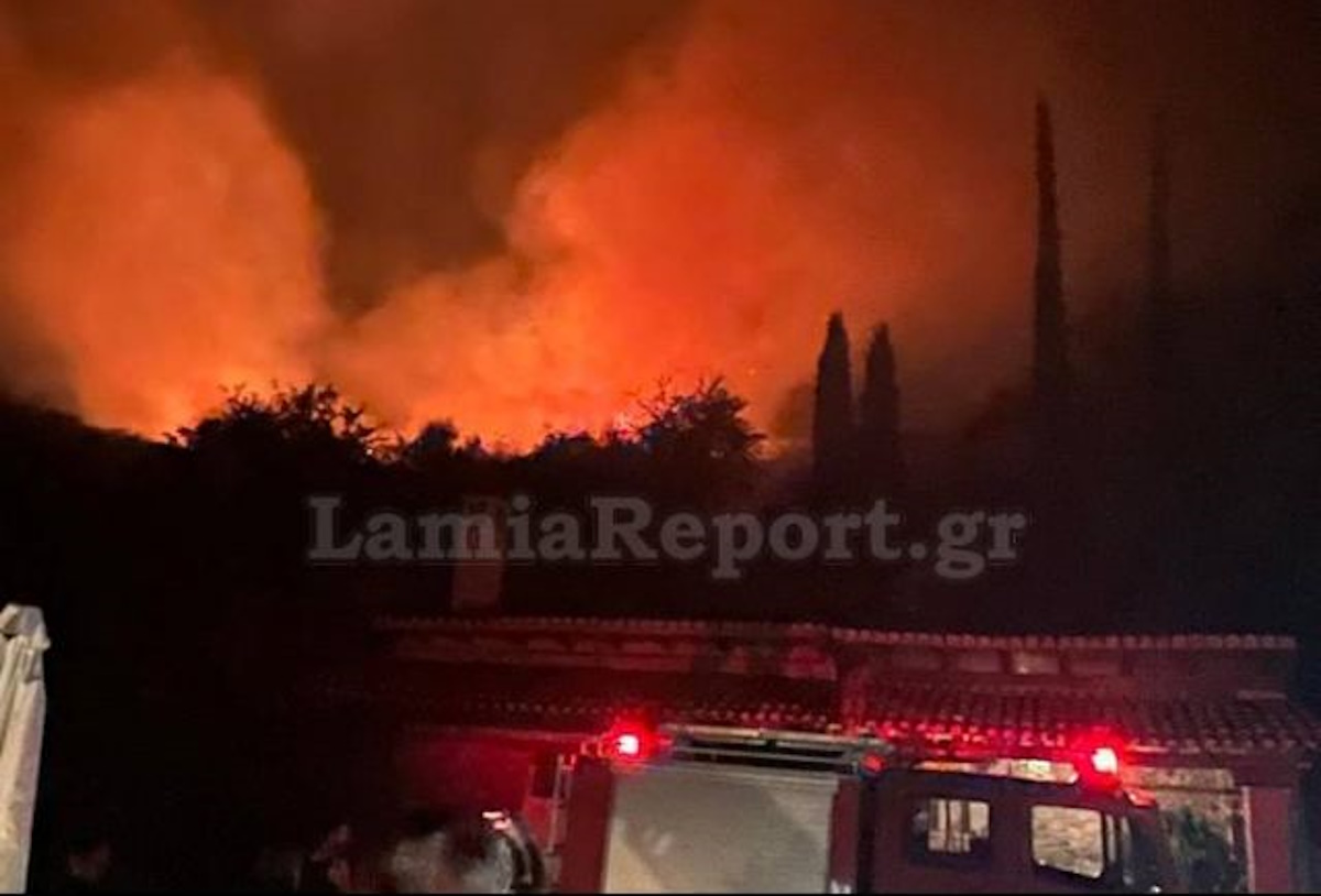Φωτιά στη Μακρακώμη: Αγωνία να μην φτάσει στα σπίτια