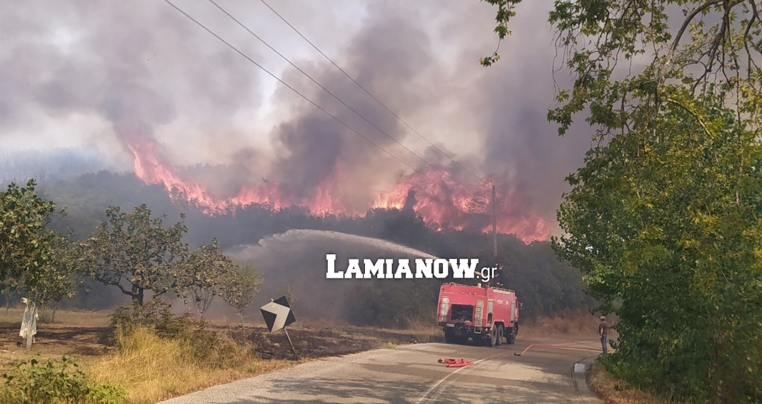 Φωτιά στη Μακρακώμη: Μεγαλώνει το μέτωπο