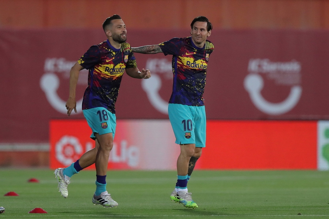 epa08483782 FC Barcelona's Jordi Alba (L) and Lionel Messi (R) warm up ahead of  the Spanish LaLiga soccer match between RCD Mallorca and FC Barcelona at Visit Mallorca Stadium in Palma de Mallorca, Spain, 13 june 2020.  EPA