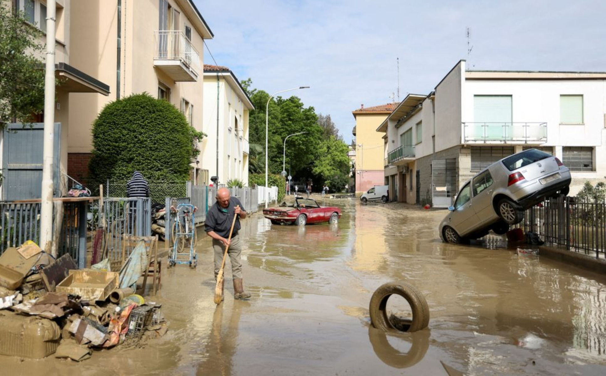 Μιλάνο: «Κατακλυσμιαία» βροχή και ζημιές σε σπίτια – Κεραμίδι έπεσε στο κεφάλι 68χρονου