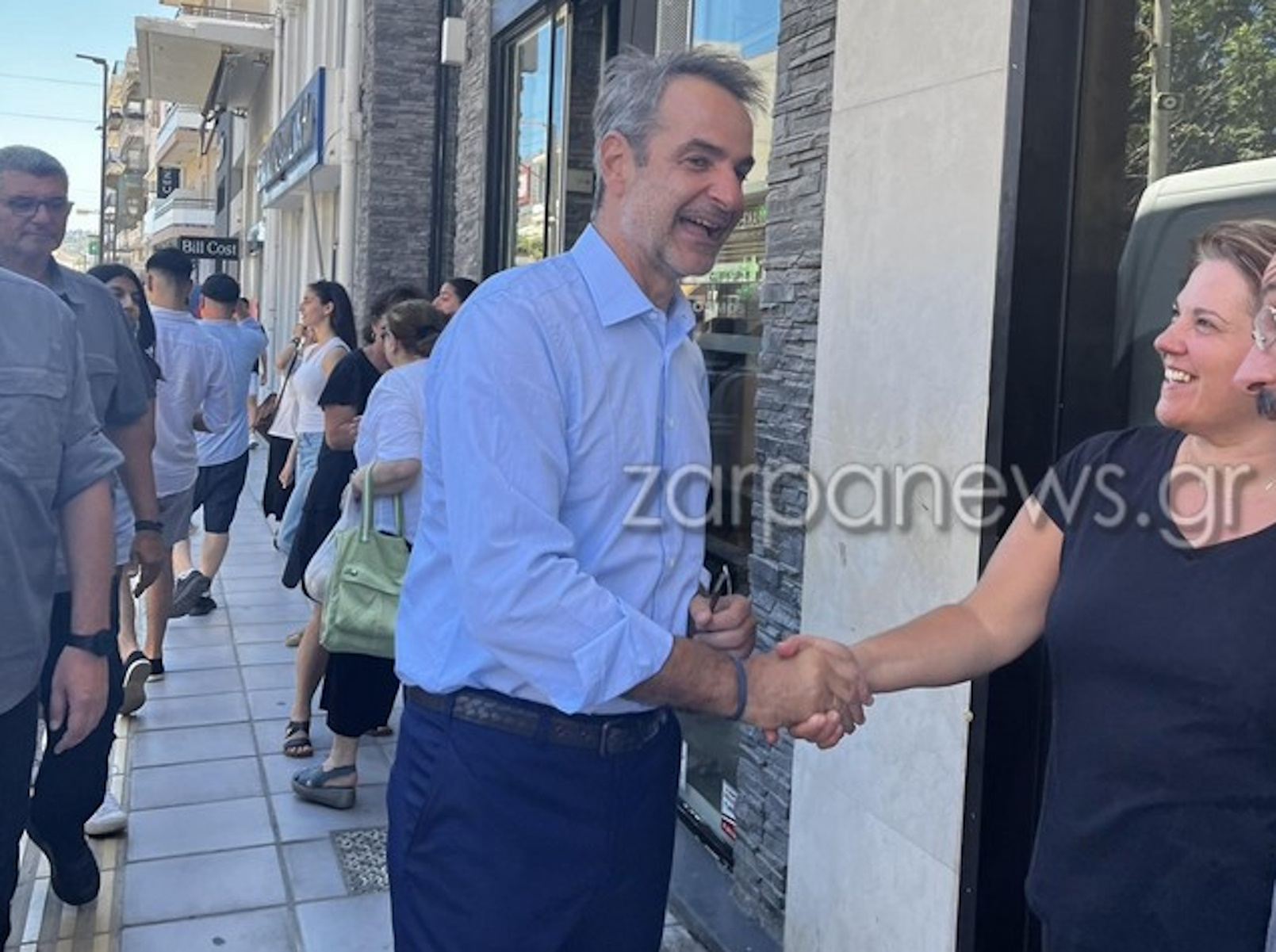 Χανιά: Βόλτα στην αγορά έκανε ο Κυριάκος Μητσοτάκης – Χαμόγελα και κουβέντα με τον κόσμο
