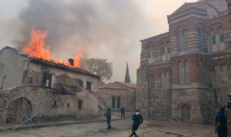 Στις φλόγες η Μονή του Οσίου Λουκά στη Βοιωτία - Αποτελεί προστατευόμενο μνημείο της Unesco