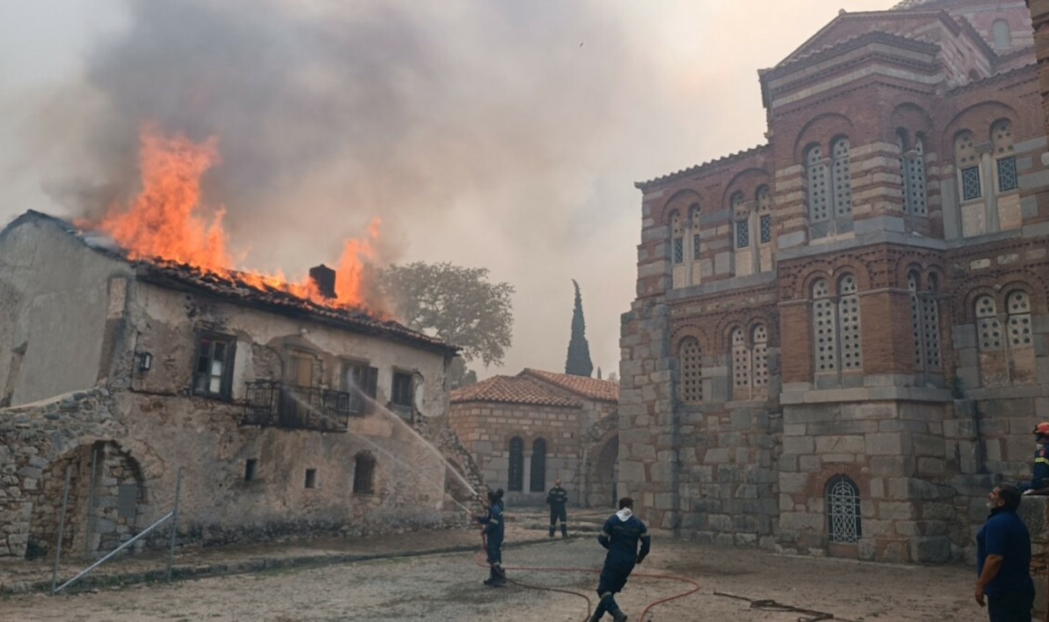 Φωτιά στη Βοιωτία: Στις φλόγες η Μονή του Οσίου Λουκά, προστατευόμενο  μνημείο της Unesco