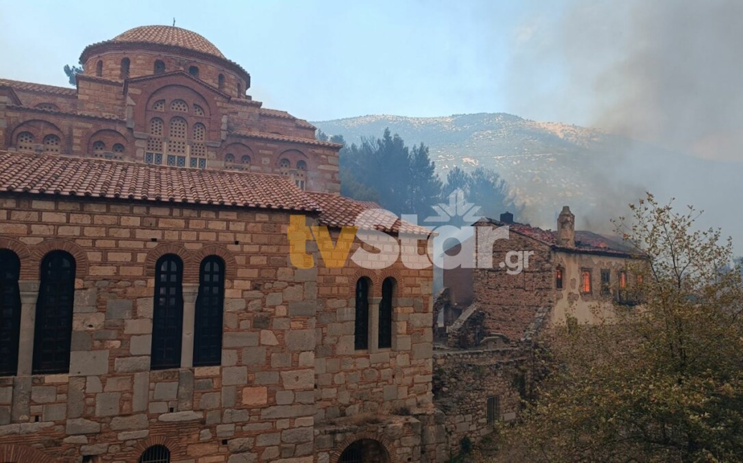 Φωτιά στη Βοιωτία: Η συγκλονιστική μάχη των πυροσβεστών για να μην καεί ολοσχερώς η Μονή του Οσίου Λουκά