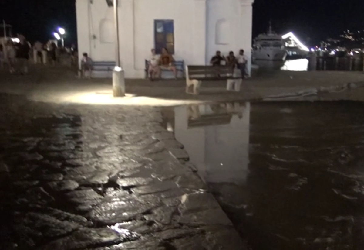Μύκονος: Γέμισε λύματα το Παλιό Λιμάνι – Άδειασαν τα μαγαζιά