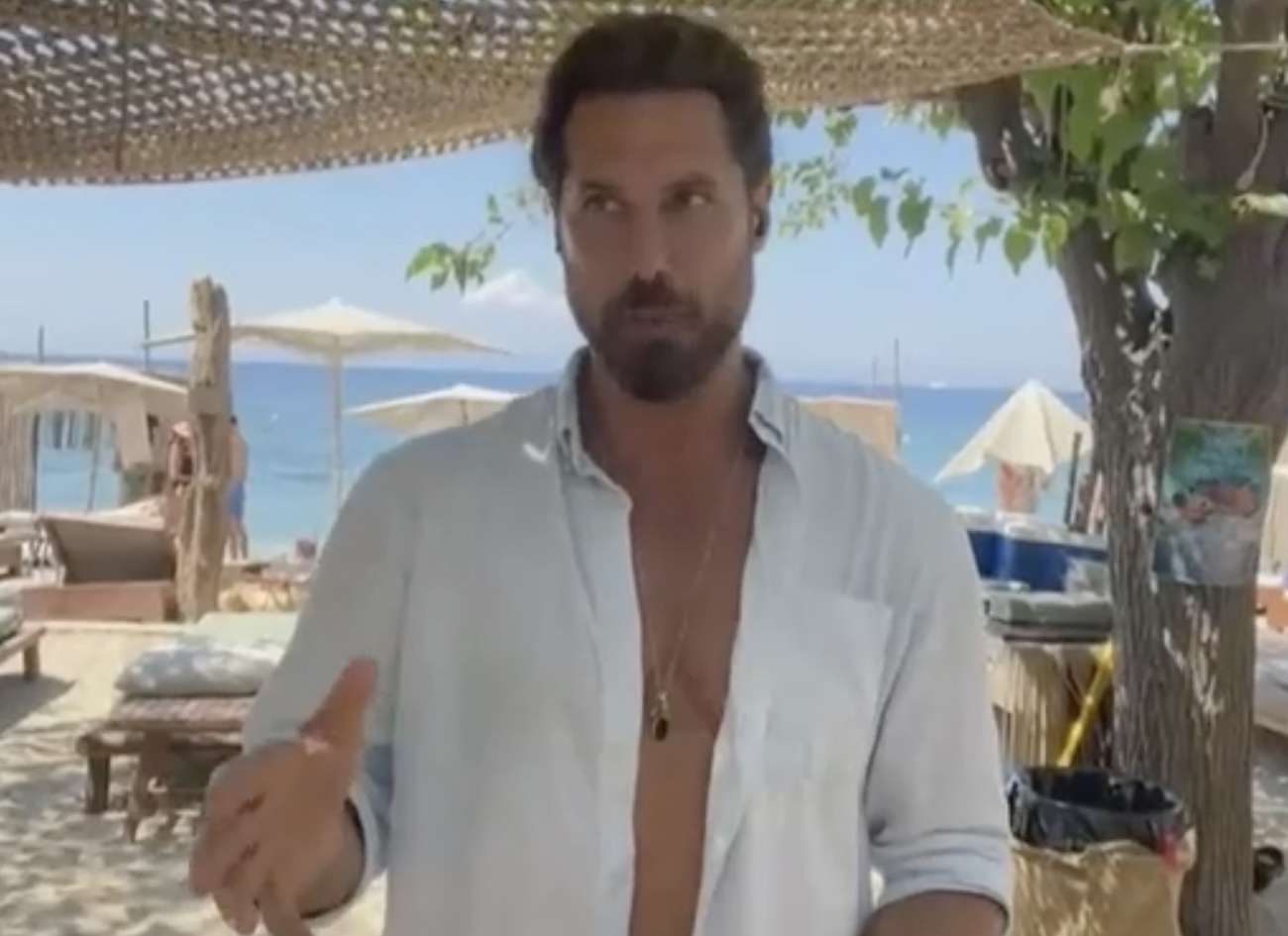 Νάσος Παπαργυρόπουλος: Ήθελα να βγω ντυμένος, αλλά μου είπαν «άνοιξε το πουκάμισο»