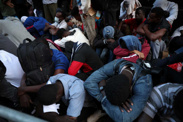 Εικόνες χάους και ντροπής στη Νέα Υόρκη! Εκατοντάδες μετανάστες κοιμούνται στο πεζοδρόμιο