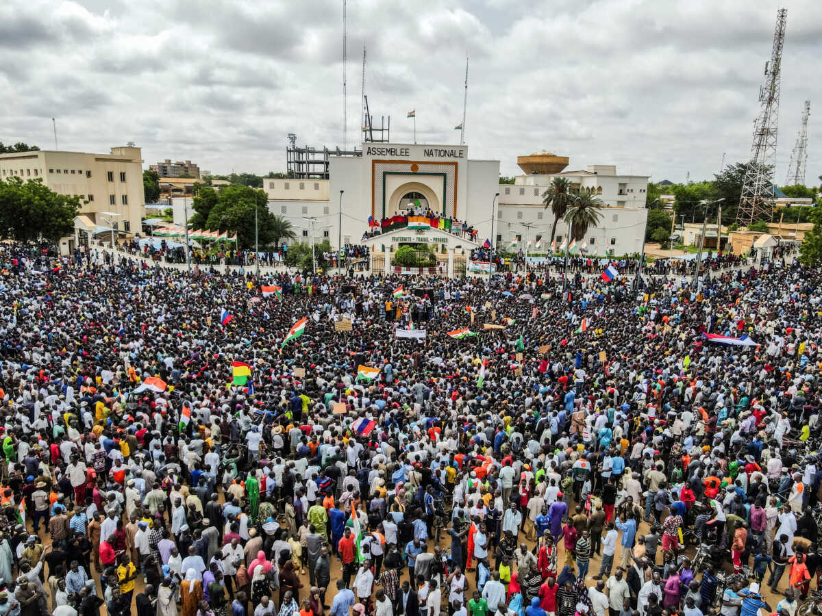 Νίγηρας: Χιλιάδες διαδηλώνουν υπέρ των πραξικοπηματιών – Άμεση απελευθέρωση του προέδρου Μπαζούμ ζητάει ο Μπάιντεν