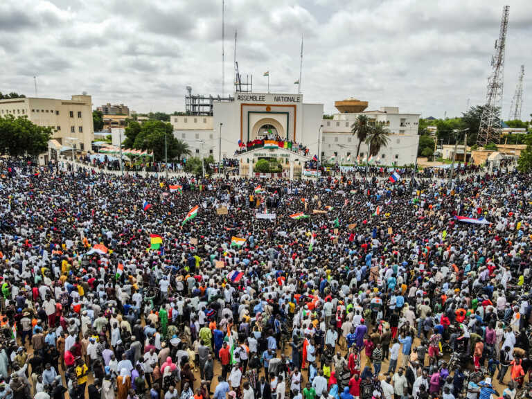 Χιλιάδες διαδηλώνουν υπέρ των πραξικοπηματιών στον Νίγηρα - Την άμεση απελευθέρωση του προέδρου Μπαζούμ ζητάει ο Μπάιντεν