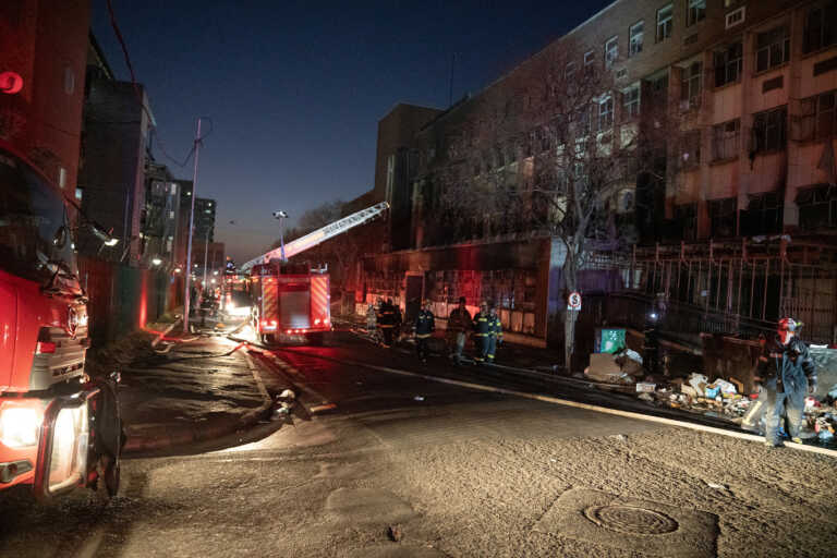 Μεγάλη φωτιά σε πολυκατοικία στο Γιοχάνεσμπουργκ - Τουλάχιστον 52 νεκροί