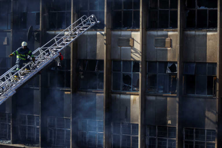 Τεράστια τραγωδία στο Γιοχάνεσμπουργκ - Στους 63 οι νεκροί από τη φωτιά στην πολυκατοικία