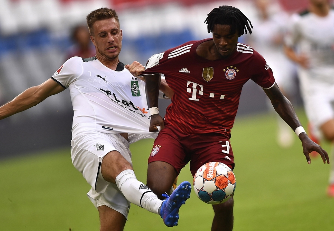epa09374671 Moenchengladbach's Patrick Herrmann (L) in action against Munich's Omar Richards (R) during the Audi Football Summit pre-season friendly test soccer match between Bayern Munich and Borussia Moenchengladbach in Munich, Germany, 28 July 2021.  EPA