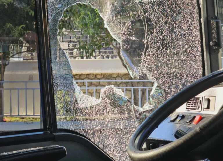 Ωραιόκαστρο: Άνδρας σταμάτησε το ΚΤΕΛ και έσπασε με μπουνιά το τζάμι του οδηγού