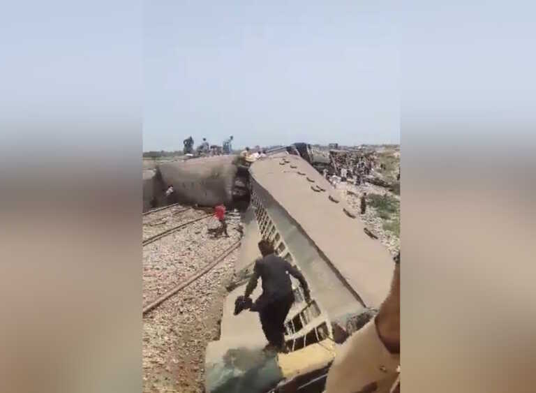 Εκτροχιάστηκε τρένο στο Πακιστάν - Τουλάχιστον 15 νεκροί και 50 τραυματίες