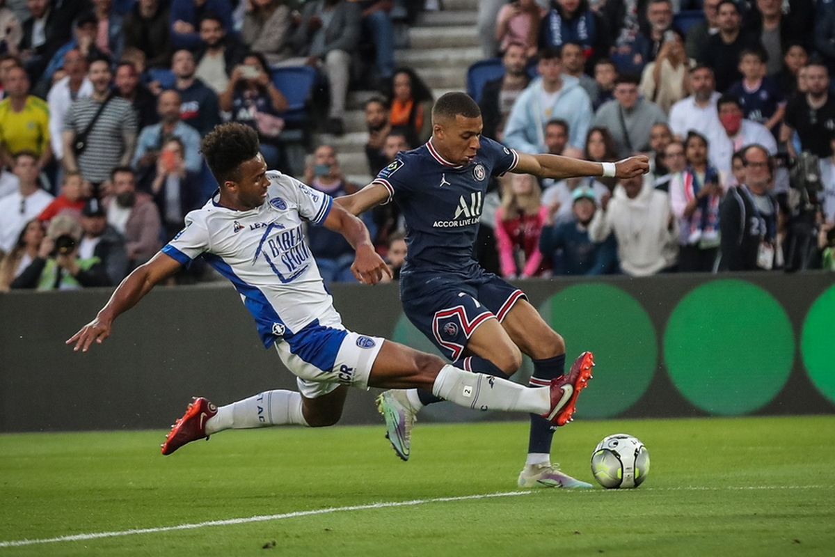 epa09934824 Paris Saint Germain's Kylian Mbappe (R) in action against Eric Palmer-Brown (L) of Troyes during the French Ligue 1 soccer match between Paris Saint-Germain (PSG) and ES Troyes AC in Paris, France, 08 May 2022.  EPA