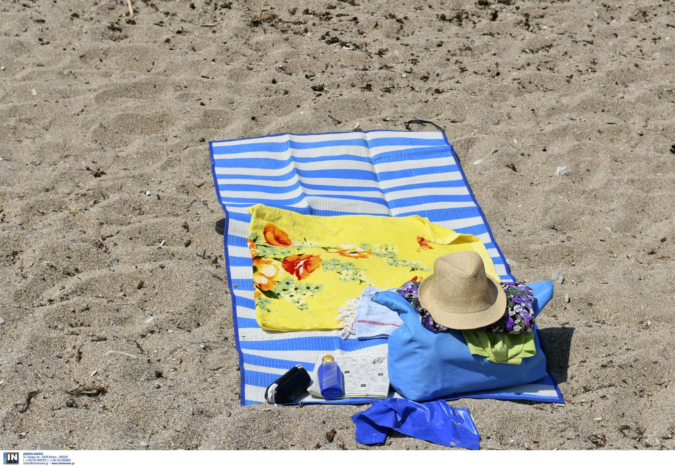 Το «Κίνημα της πετσέτας» παίρνει πίσω την πρώτη παραλία στην Πάρο – «Ξηλώθηκαν» ξαπλώστρες στη Μικρή Σάντα Μαρία