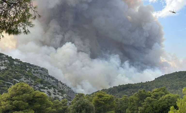 Κόλαση φωτιάς σε δύο μέτωπα στην Πάρνηθα - Τιτάνια μάχη με τις φλόγες στον Εθνικό Δρυμό! Στάχτη έγιναν δεκάδες σπίτια, δραματικές εικόνες!