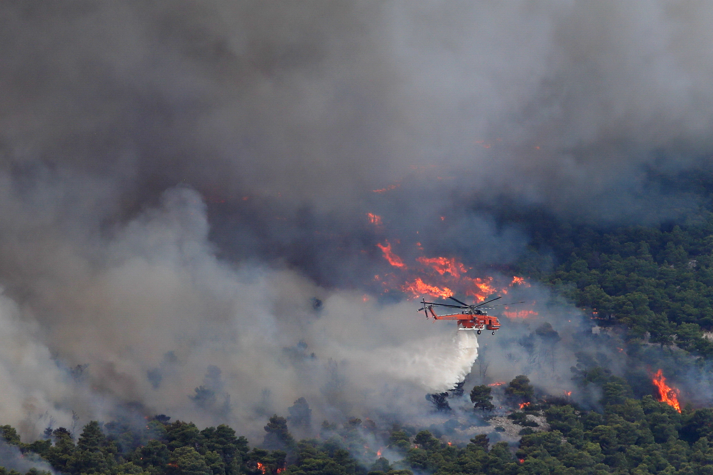 Φωτιά στην Πάρνηθα: Το «φαινόμενο της καμινάδας» φούντωσε τις φλόγες