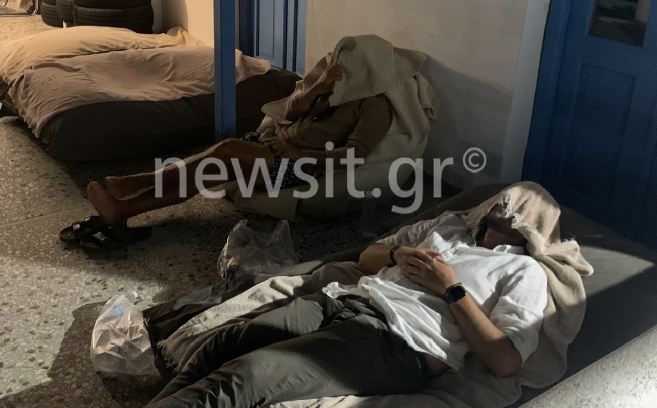 Πάρος: Κοιμήθηκαν σε πουφ στο αστυνομικό τμήμα περιμένοντας το Αυτόφωρο