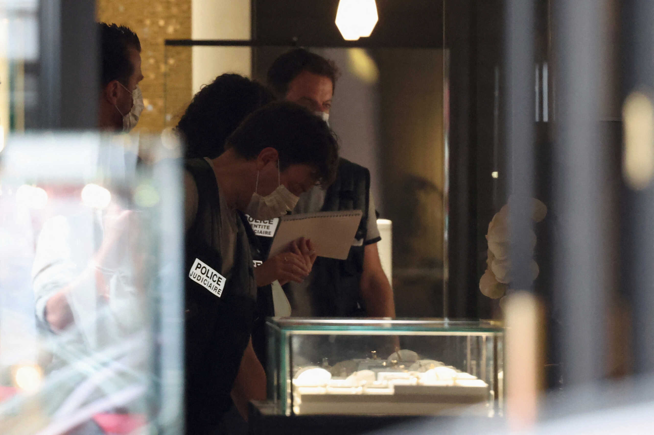 French judiciary police work inside the Piaget store following a robbery, on Rue de la Paix next to the Place Vendome in Paris, France, August 1, 2023. REUTERS