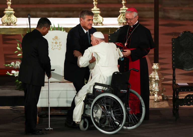 Σε αναπηρικό καροτσάκι, με μπαστούνι ή υποβασταζόμενος ο Πάπας στην Πορτογαλία