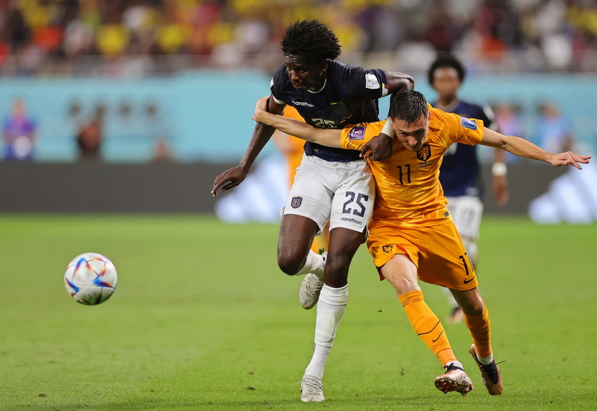 epa10328266 Jackson Porozo (L) of Ecuador in action against Steven Berghuis (R) of the Netherlands during the FIFA World Cup 2022 group A soccer match between the Netherlands and Ecuador at Khalifa International Stadium in Doha, Qatar, 25 November 2022.  EPA