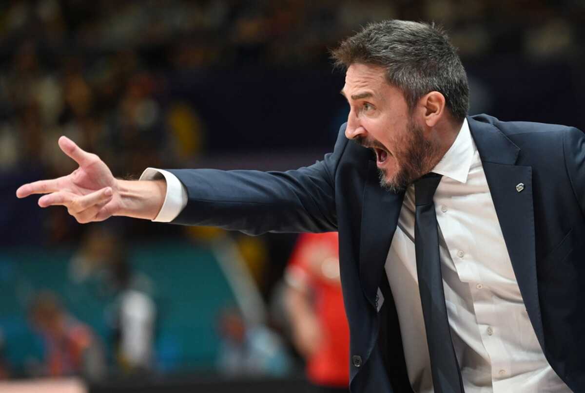 epa10165348 Italy's head coach Gianmarco Pozzecco reacts during the FIBA EuroBasket 2022 group C basketball match between Italy and Croatia in Assago, near Milan, Italy, 06 September 2022.  EPA