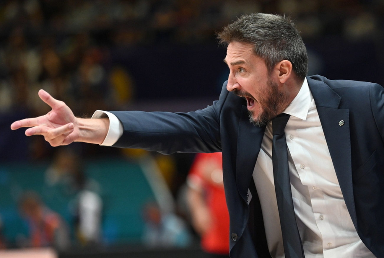 epa10165348 Italy's head coach Gianmarco Pozzecco reacts during the FIBA EuroBasket 2022 group C basketball match between Italy and Croatia in Assago, near Milan, Italy, 06 September 2022.  EPA
