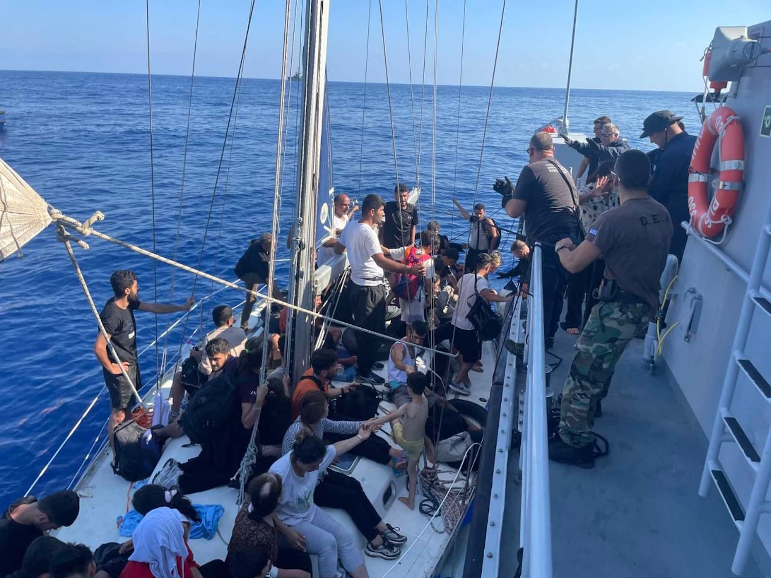 Πύλος: Ολοκληρώθηκε η διάσωση των 60 μεταναστών από το ιστιοφόρο – Μεταφέρθηκαν στο Κατάκολο
