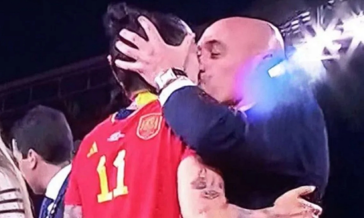 Σάλος με το φιλί του προέδρου της ισπανικής ομοσπονδίας σε παίκτρια της Εθνικής ομάδας γυναικών
