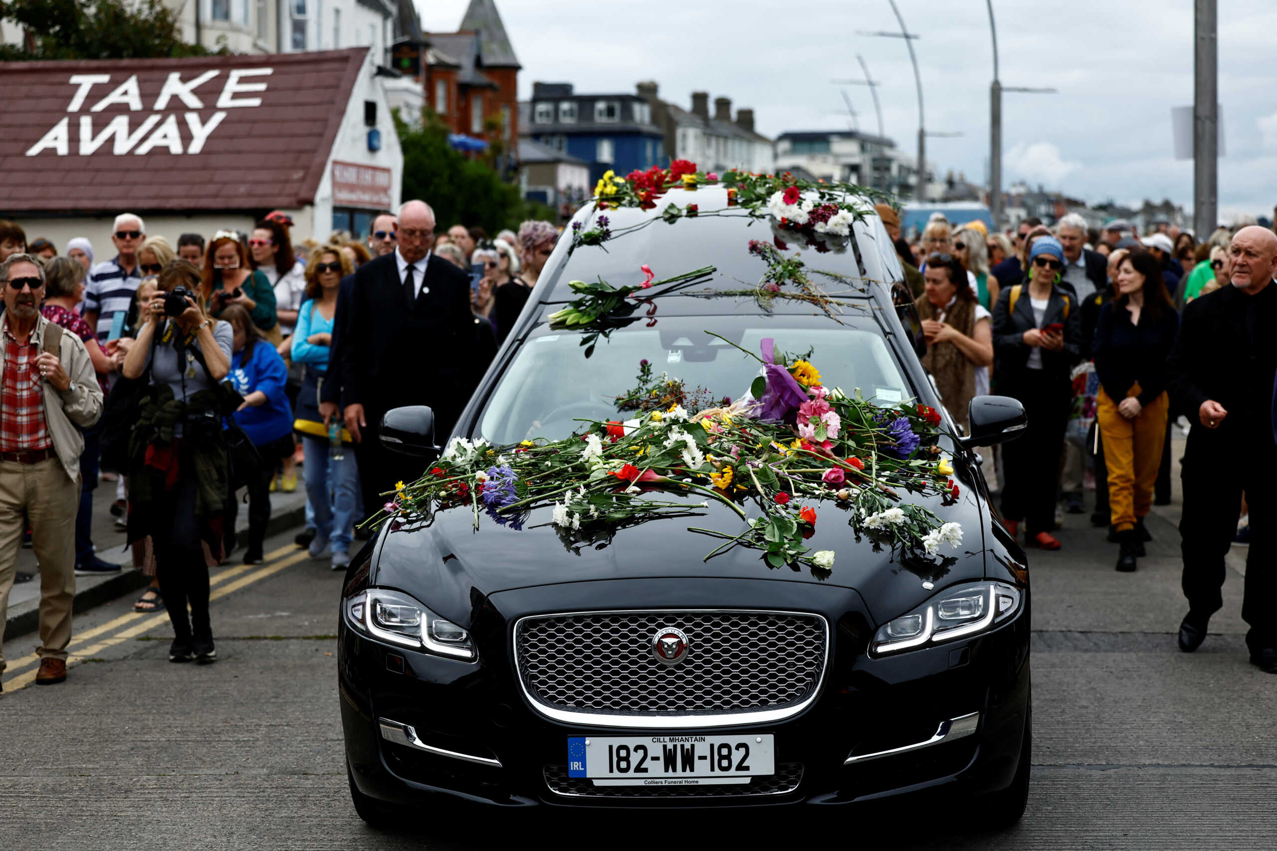 Σινέντ Ο' Κόνορ: Χιλιάδες κόσμος στους δρόμους της Ιρλανδίας για το τελευταίο αντίο