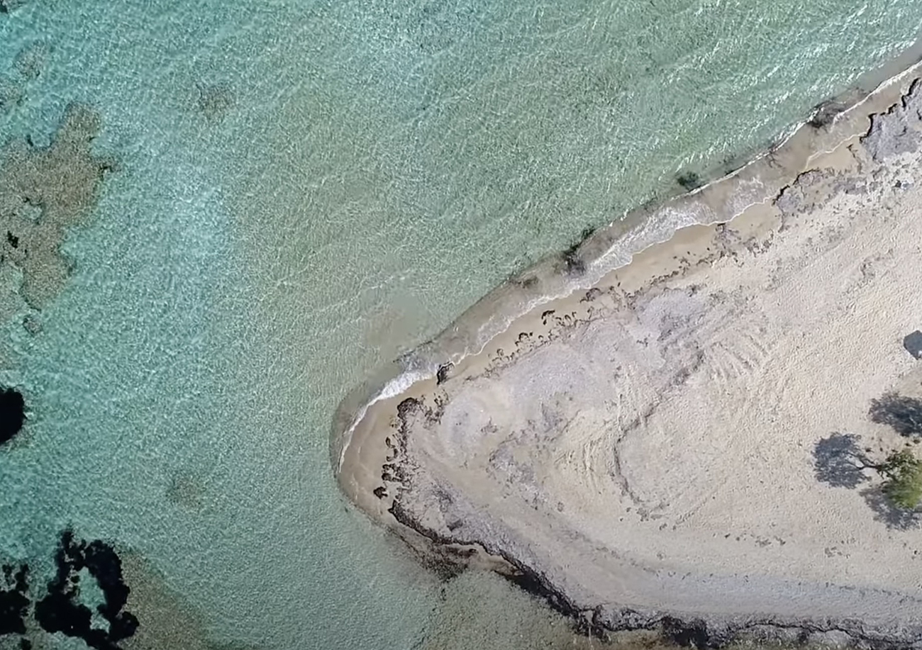 Σκάλα στο Αγκίστρι: Το λιμάνι του Σαρωνικού που θυμίζει Μπαχάμες, μόλις 50 λεπτά από τον Πειραιά