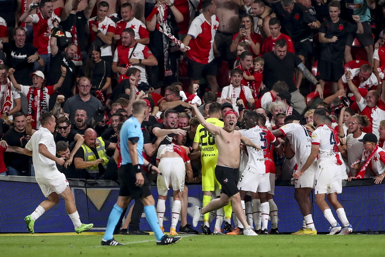 epa10138854 Players of Slavia Prague celebrate with fans after scoring for 2-0 lead during the UEFA Europa Conference League fourth qualifying round, second leg soccer match between Slavia Prague and Rakow Czestochowa in Prague, Czech Republic, 25 August 2022.  EPA