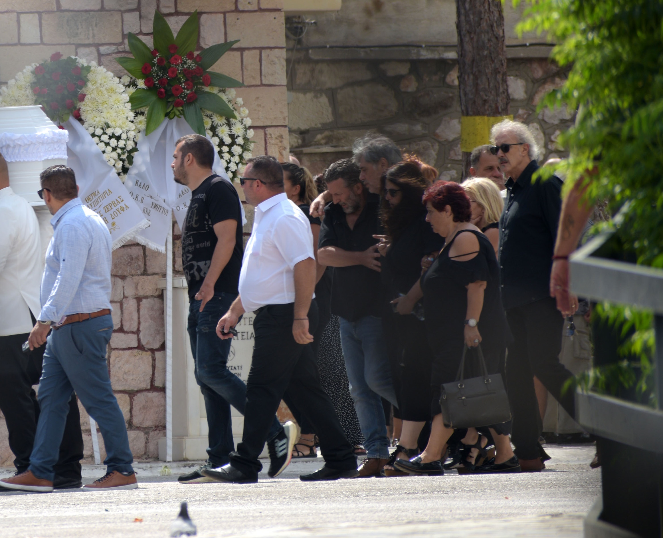 Οδυσσέας Σταμούλης: Θρήνος στην κηδεία του 11χρονου γιου του – Τραγικές φιγούρες οι γονείς