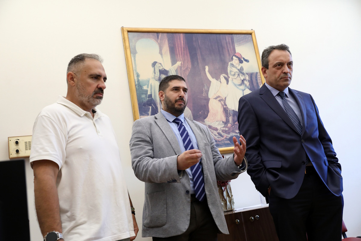 Ο ιδρυτής και πρόεδρος του κόμματος "Σπαρτιάτες" Βασίλης Στίγκας (Δ) και ο εκπρόσωπος τύπου της Κοινοβουλευτικής Ομάδας του κόμματος Χάρης Κατσιβαρδάς (Κ) κάνουν δηλώσεις σε δημοσιογράφους μετά την αναβολή της συνεδρίασης της Κοινοβουλευτικής Ομάδας των Σπαρτιατών, στα γραφεία του κόμματος στη Βουλή, Αθήνα, Πέμπτη 03 Αυγούστου 2023. ΑΠΕ-ΜΠΕ