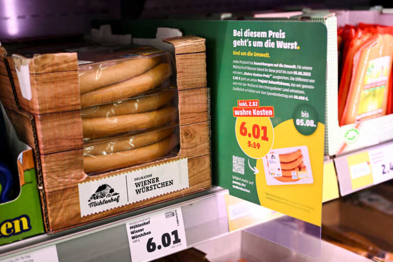 Σούπερ μάρκετ στη Γερμανία χρεώνει περισσότερο τρόφιμα να καλύψει «το πραγματικό περιβαλλοντικό κόστος»