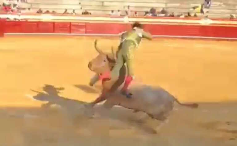 Ταύρος τραυμάτισε σοβαρά 28χρονο ταυρομάχο στην Ισπανία - Τον εκτόξευσε στον αέρα - Σκληρές εικόνες