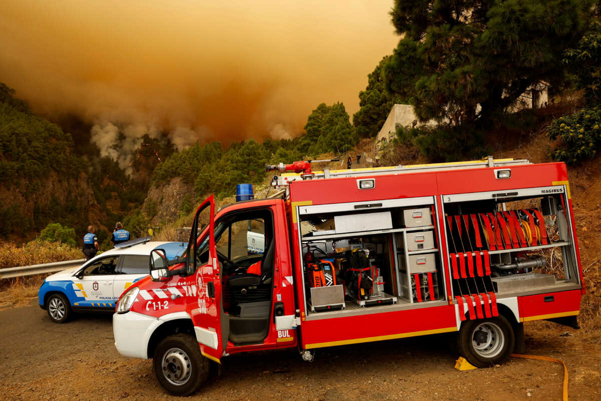 Φωτιά στην Τενερίφη: Εκτός ελέγχου το τεράστιο μέτωπο – Εκκενώθηκαν 5 χωριά