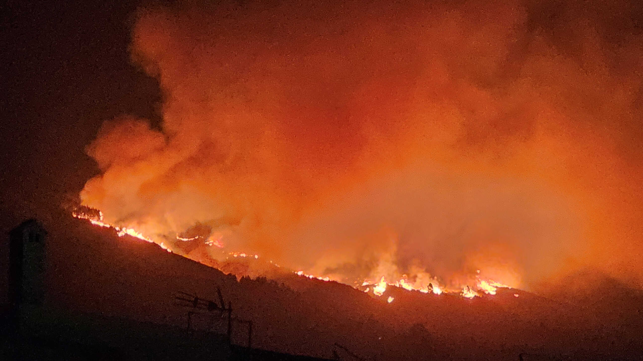 Ισπανία: Εκκενώθηκαν 4 χωριά λόγω της φωτιάς στο εθνικό πάρκο της Τενερίφης