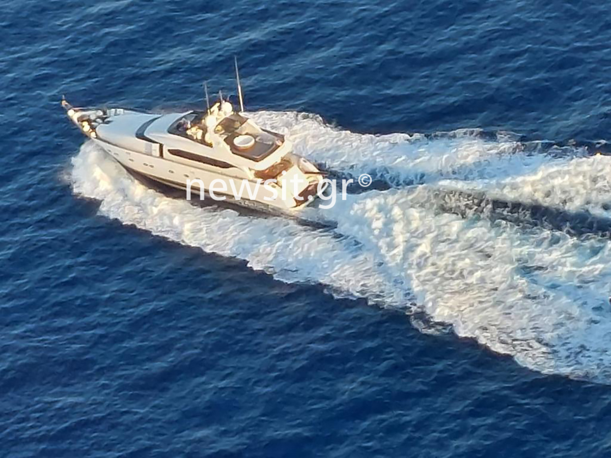 Φωτογραφία – ντοκουμέντο από τον εναέριο εντοπισμό θαλαμηγού 3 εκατομμυρίων που μετέφερε 51 μετανάστες στη Μύκονο