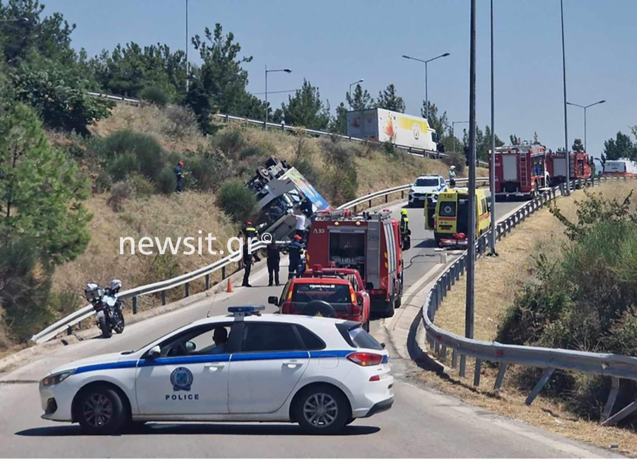 Θεσσαλονίκη: Τροχαίο με εκτροπή φορτηγού – Εγκλωβίστηκε ο οδηγός
