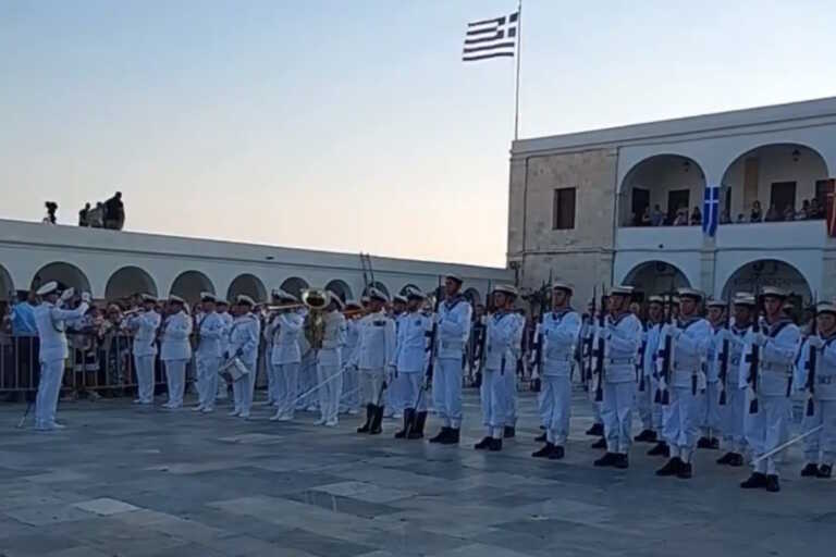 Συγκίνηση στην Τήνο - Η μπάντα του Πολεμικού Ναυτικού έψαλε τον εθνικό ύμνο για τον Δεκαπενταύγουστο