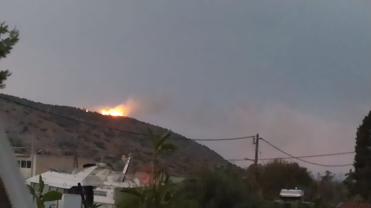 Οι 270 κεραυνοί σε μιάμισι ώρα προκάλεσαν φωτιά σε έξι σημεία σε Βάρη και Βούλα