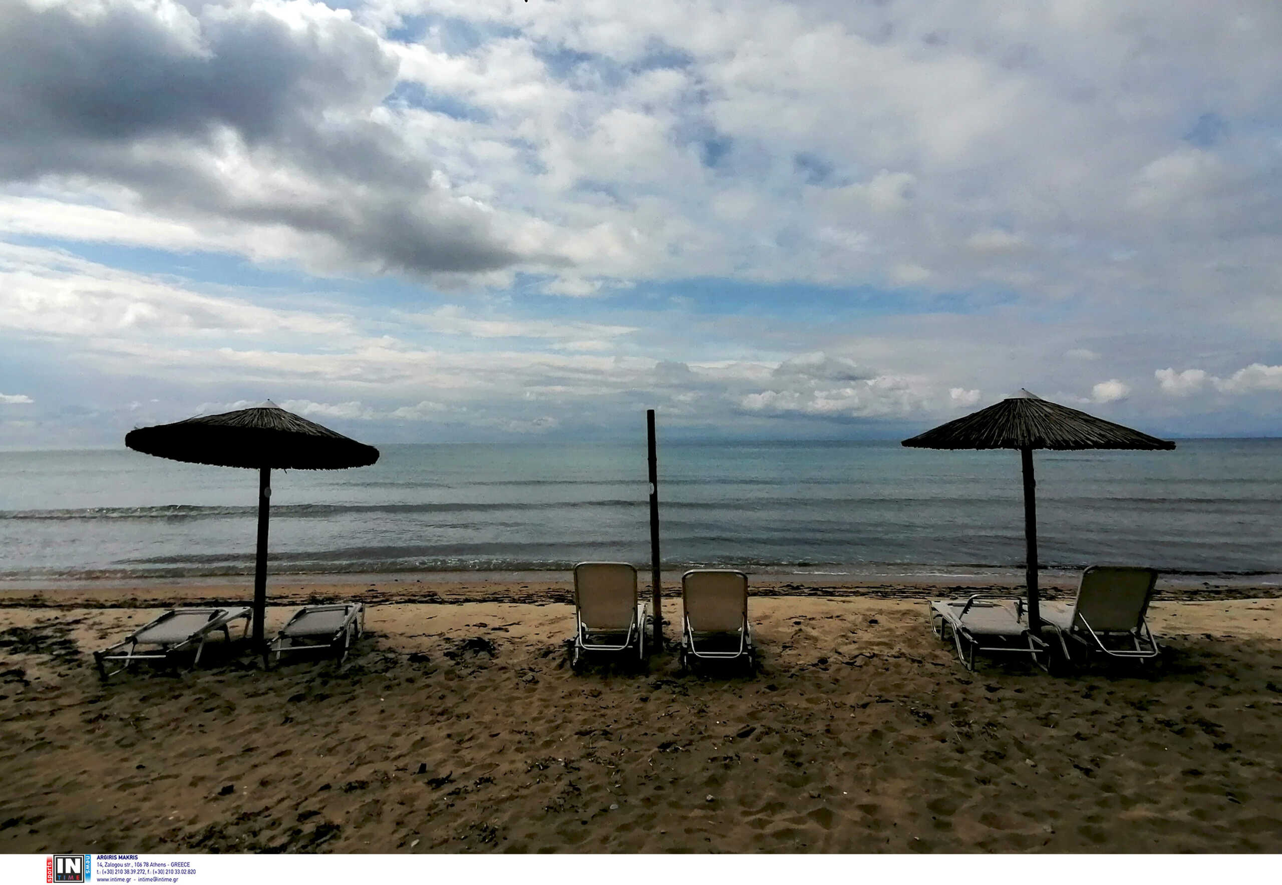 Σάμος: Συλλήψεις για ομπρέλες και ξαπλώστρες σε παραλία – Δικογραφία και για άλλους 4